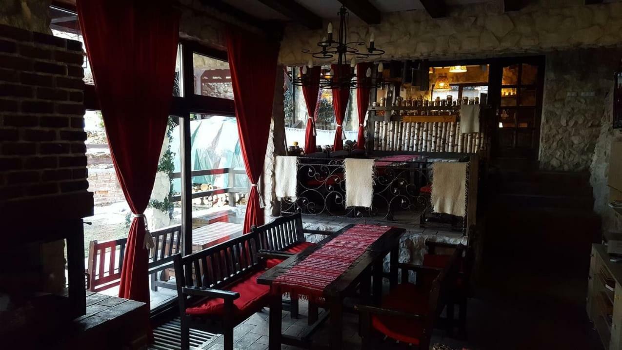 Pensiunea Casa Dacilor Podeni Esterno foto